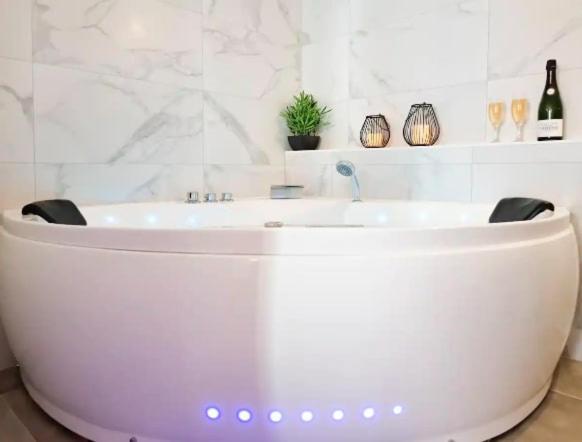 Majord'Home Spa 4*-L'Elegance-Balneo Vieille Ville 안시 외부 사진